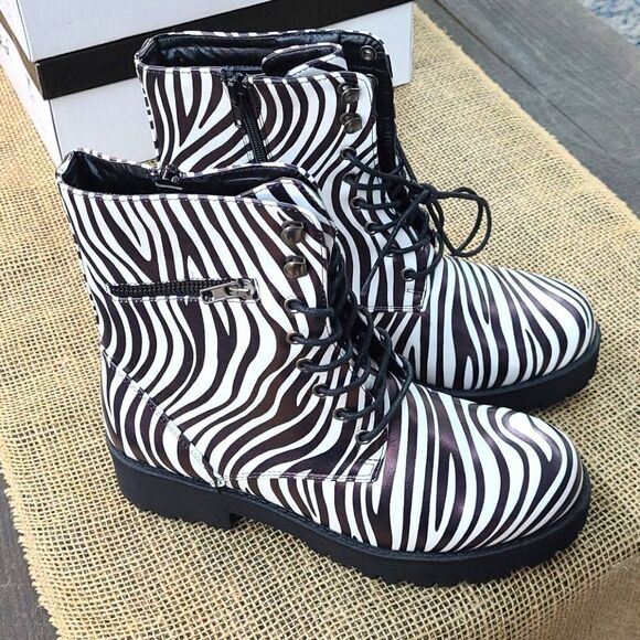 Cinak Shoes - NWOT Cinak lace up zipper boots